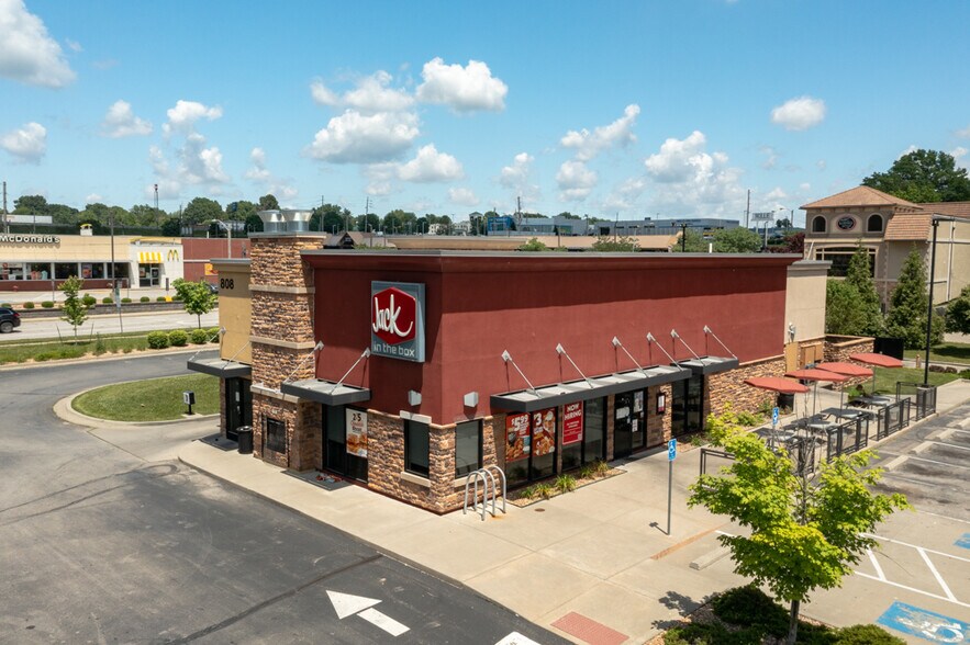 808 NW State Route 7, Blue Springs, MO à louer - Photo principale – Image 1 sur 11
