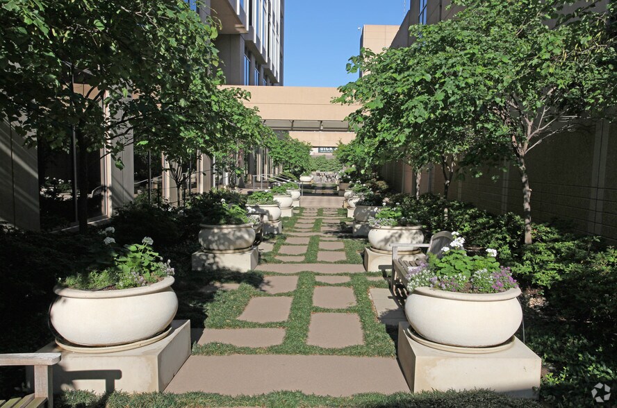 13737 Noel Rd, Dallas, TX à louer - Photo de l’immeuble – Image 2 sur 7