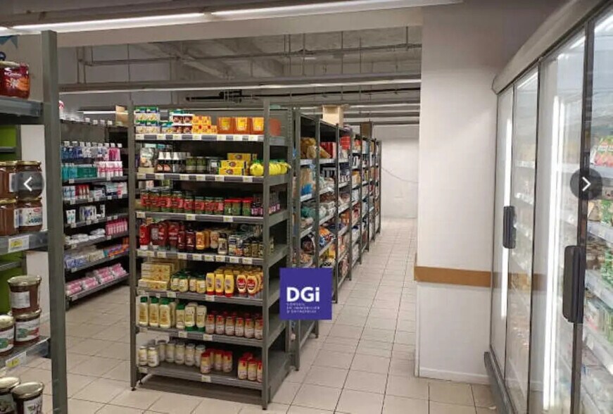 Local commercial dans Nîmes à louer - Photo de l’immeuble – Image 2 sur 2