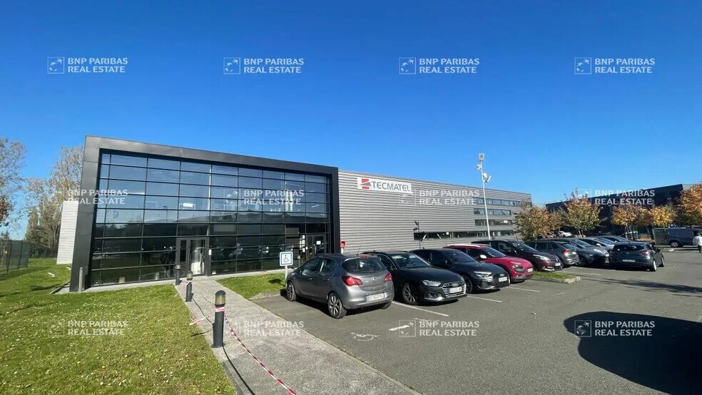 Bureau dans Élancourt à louer - Photo principale – Image 1 sur 6