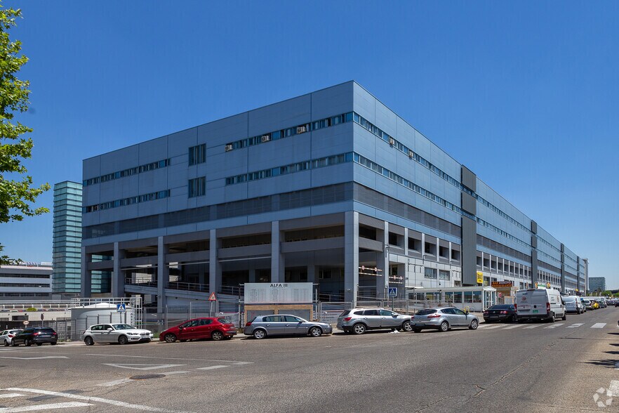 Calle de Isabel Colbrand, 10-12, Madrid, Madrid à louer - Photo de l’immeuble – Image 2 sur 3