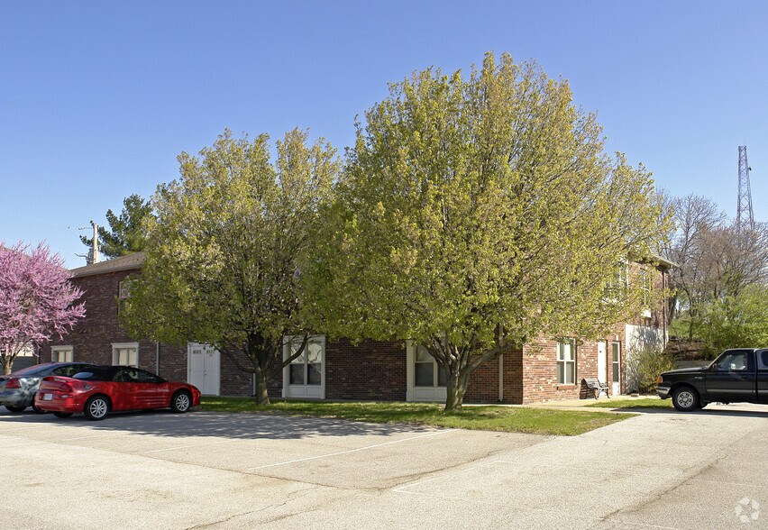 1821 Sherman Dr, Saint Charles, MO à vendre - Photo de l’immeuble – Image 2 sur 14