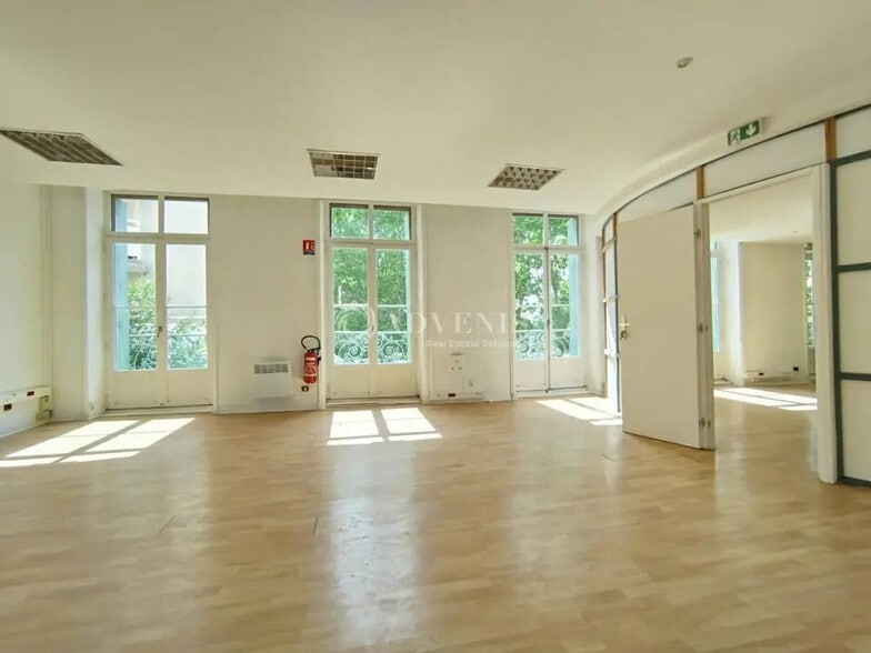 Bureau dans à louer - Photo intérieure – Image 2 sur 3