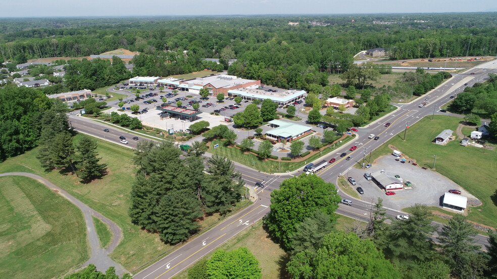 4120-4160 Clemmons Rd, Clemmons, NC à louer - Photo de l’immeuble – Image 3 sur 3