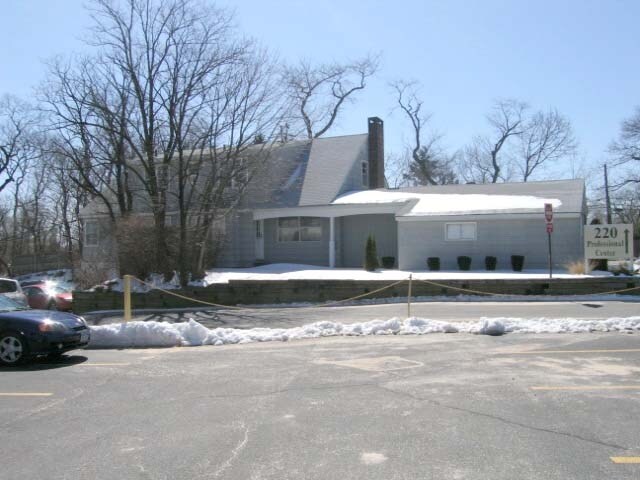 220 S Service Rd, Roslyn Heights, NY à vendre - Photo de l’immeuble – Image 3 sur 3