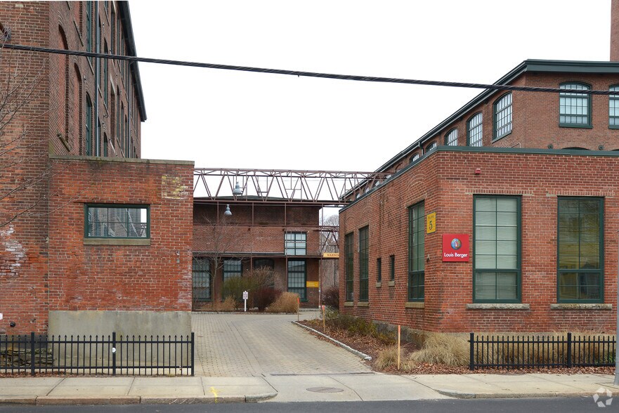 166 Valley St, Providence, RI à vendre - Photo de l’immeuble – Image 2 sur 103
