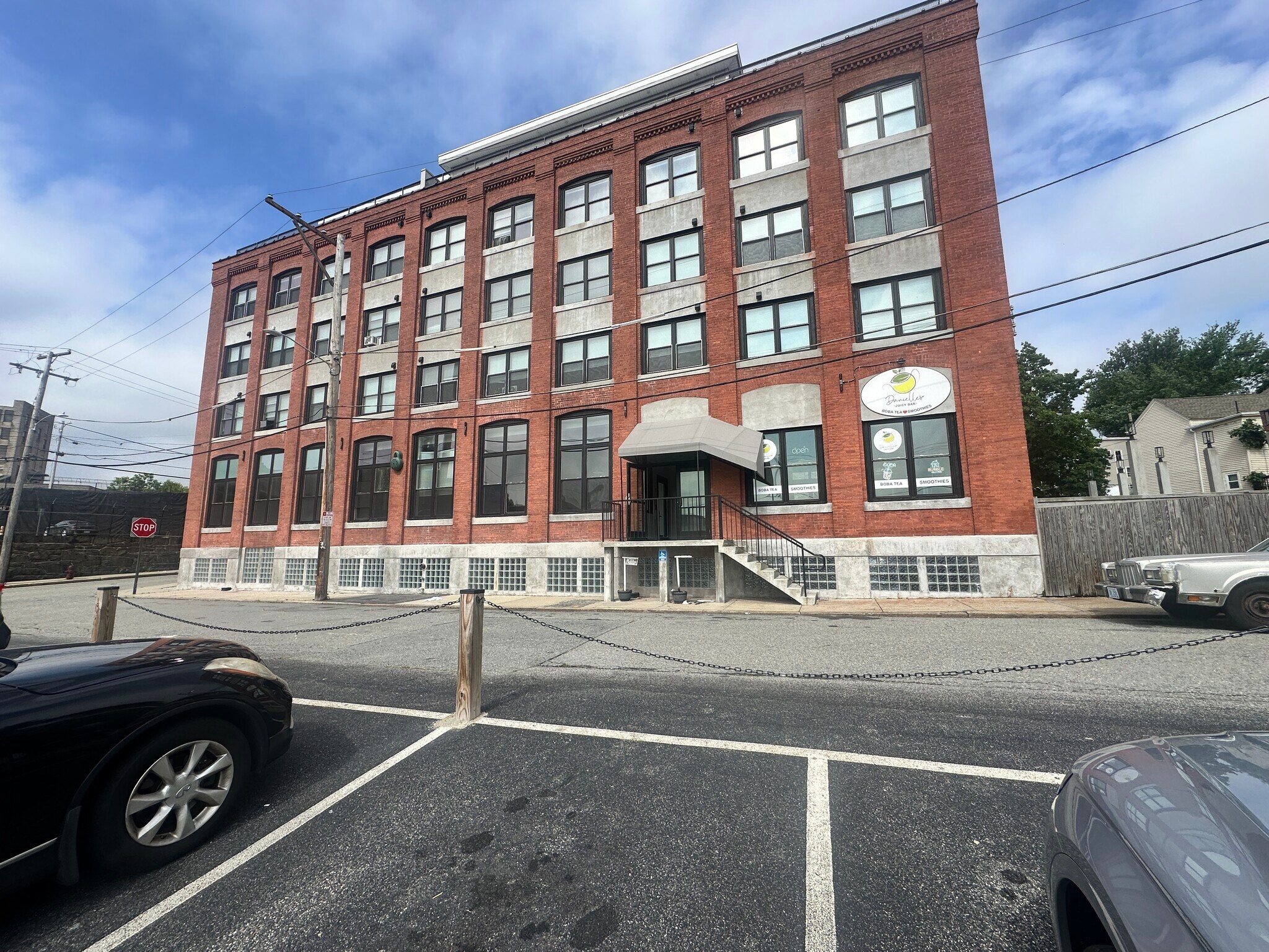 43 Railroad St, Woonsocket, RI à louer Photo de l’immeuble– Image 1 sur 8