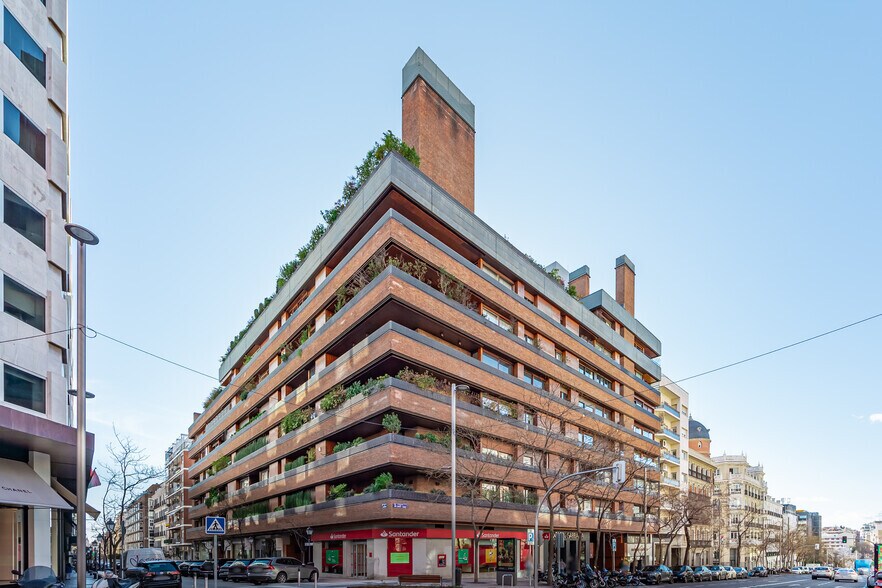 Immeuble residentiel dans Madrid, Madrid à vendre - Photo principale – Image 1 sur 2