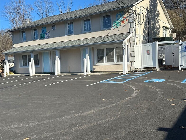 2430 Carmel Ave, Brewster, NY à louer - Photo principale – Image 1 sur 20
