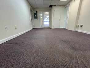 67 High St, Danvers, MA à louer Photo intérieure– Image 2 sur 15