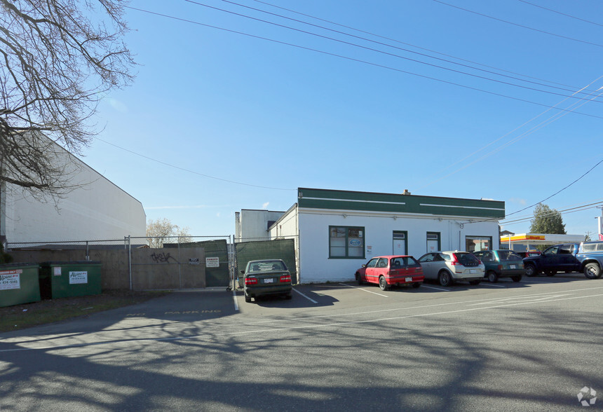 7865 East Saanich Rd, Central Saanich, BC à vendre - Photo de l’immeuble – Image 3 sur 4