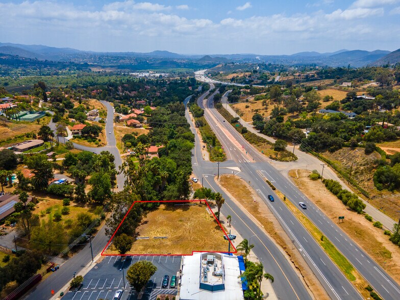 2690 S Escondido Blvd, Escondido, CA à vendre - Photo de l’immeuble – Image 3 sur 11