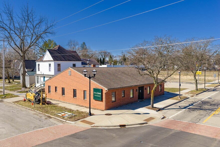 303 W Superior St, Alma, MI à louer - Photo de l’immeuble – Image 2 sur 9