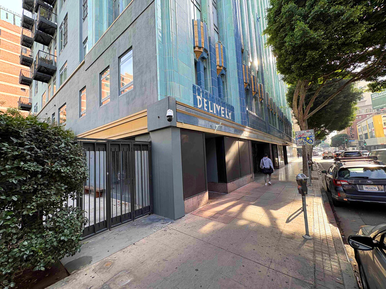215 W 9th St, Los Angeles, CA à louer - Photo de l’immeuble – Image 2 sur 24