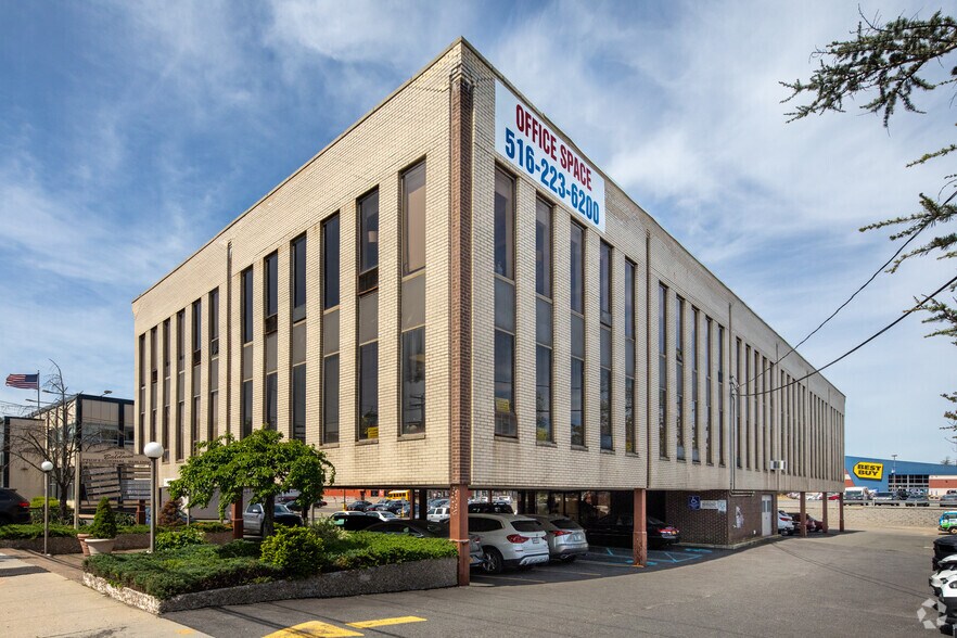 2280 Grand Ave, Baldwin, NY à louer - Photo principale – Image 1 sur 9