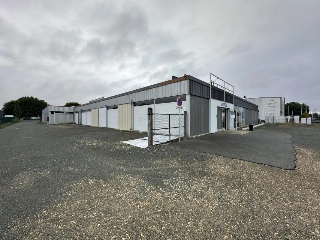 Industriel/Logistique dans Lucé à louer Photo de l’immeuble– Image 1 sur 20
