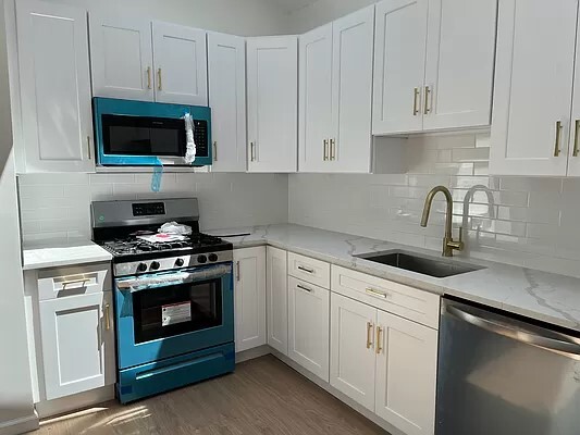 6119 232nd St, Oakland Gardens, NY à vendre - Photo de l’immeuble – Image 2 sur 8