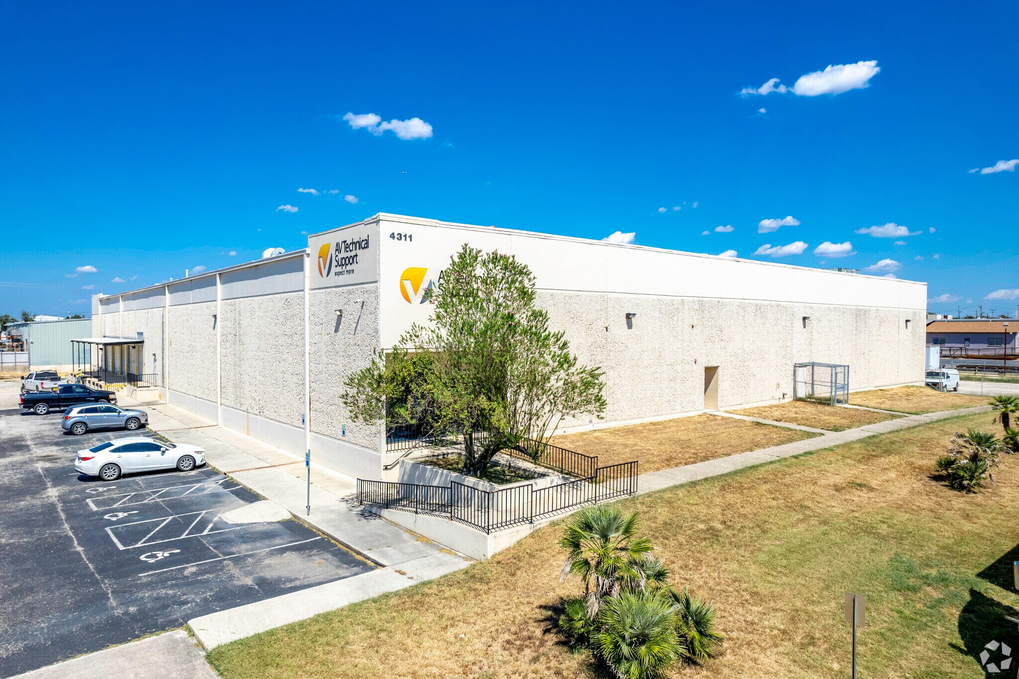 4311 Director Dr, San Antonio, TX à louer Photo principale– Image 1 sur 36