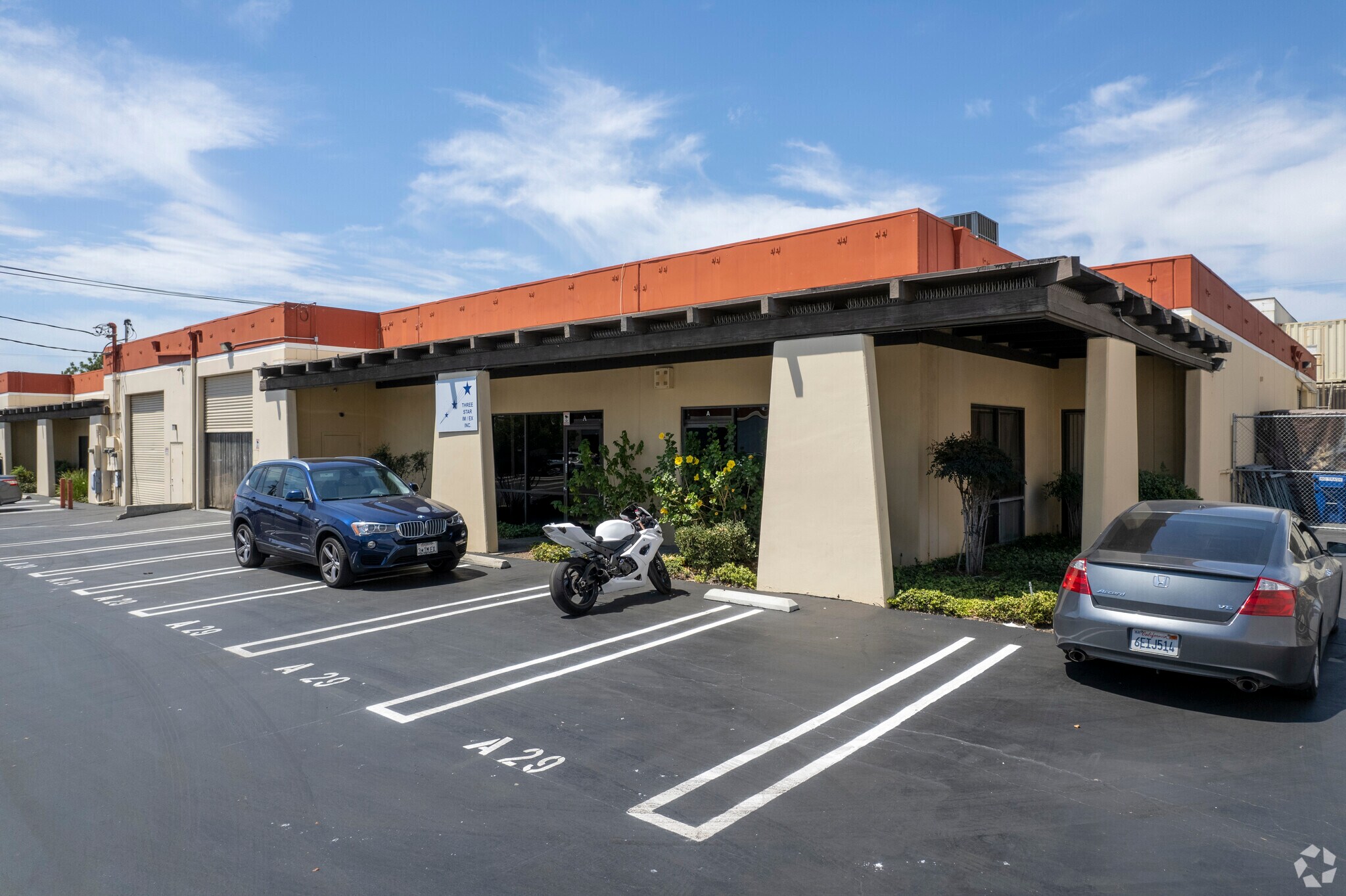21029 Itasca St, Chatsworth, CA à louer Photo principale– Image 1 sur 10