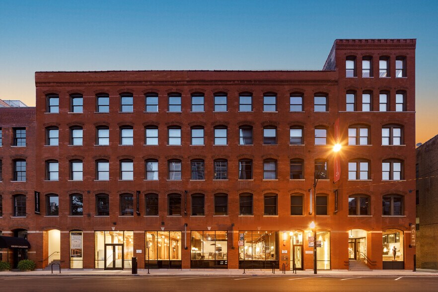 212 W Superior St, Chicago, IL à louer - Photo de l’immeuble – Image 1 sur 2