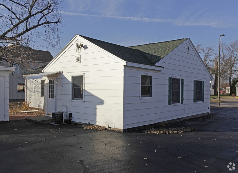 550 S Knowles Ave, New Richmond, WI à louer - Photo de l’immeuble – Image 2 sur 4