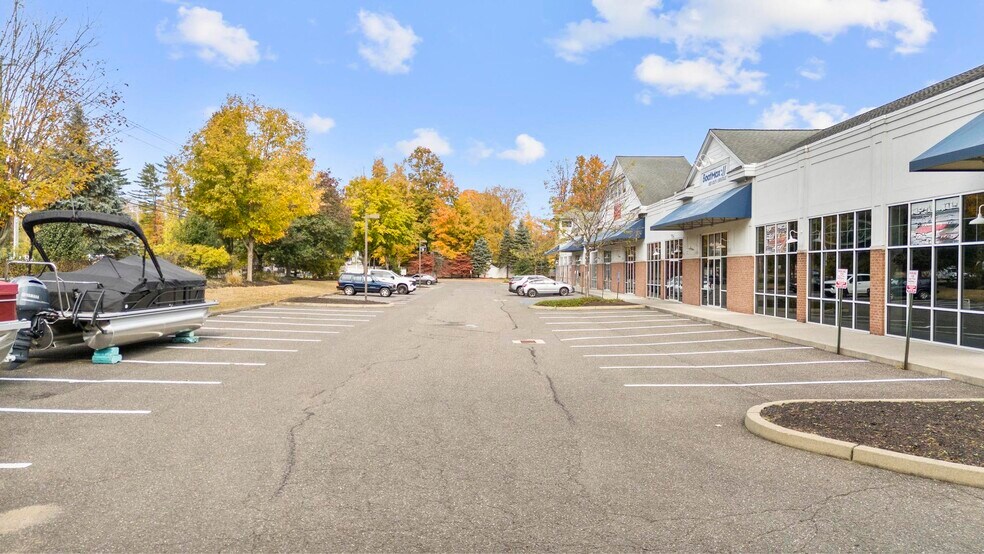 507 Danbury Rd, New Milford, CT à louer - Photo de l’immeuble – Image 3 sur 19