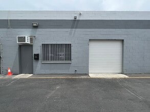 13026 Saticoy St, North Hollywood, CA à louer Photo intérieure– Image 1 sur 7