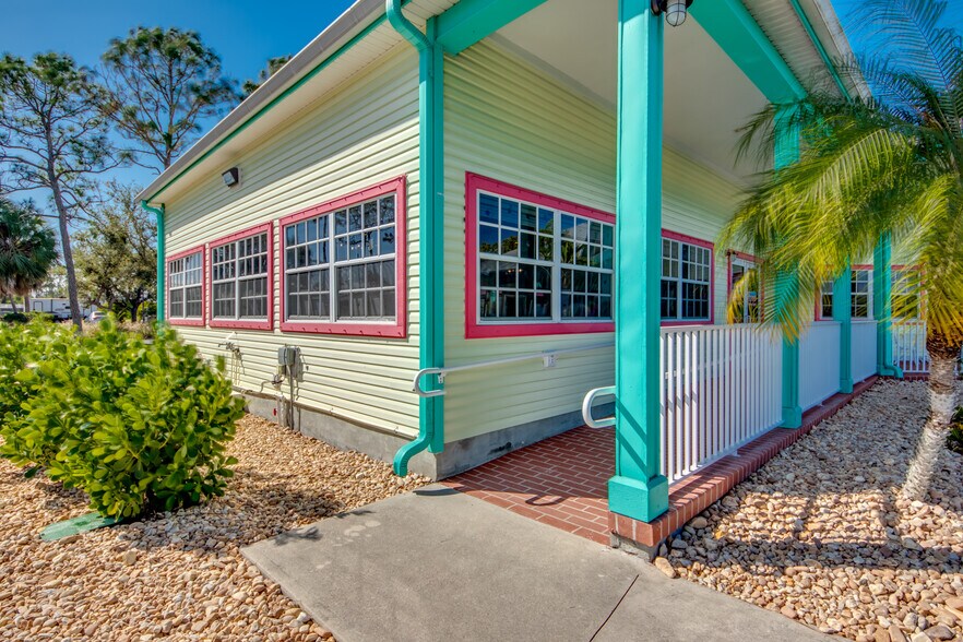 10191 Stringfellow Rd, Saint James City, FL à vendre - Photo de l’immeuble – Image 2 sur 9
