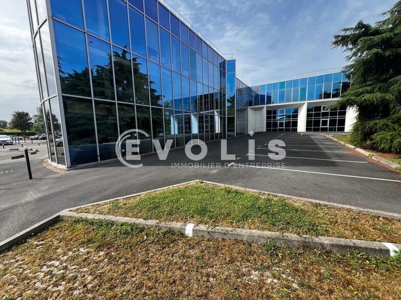 Bureau dans Evry Courcouronnes à louer - Photo de l’immeuble – Image 1 sur 18