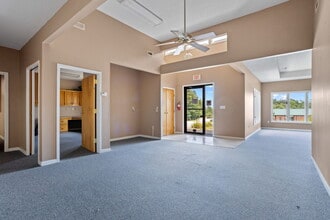 735 N Townville St, Seneca, SC à vendre Photo de l’immeuble– Image 2 sur 13