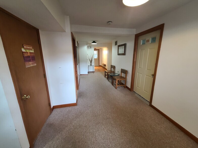 131 Main St, Hatfield, MA à louer - Hall d’entrée – Image 2 sur 56
