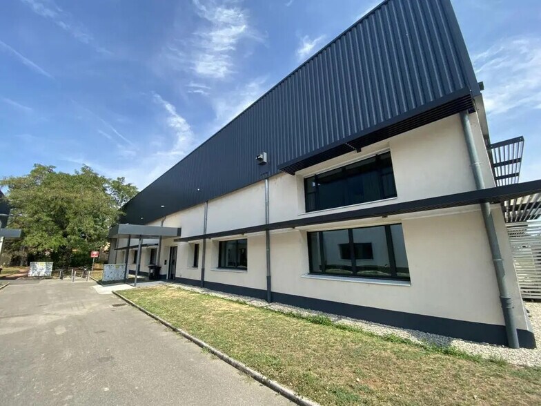 Bureau dans Vénissieux à louer - Photo de l’immeuble – Image 2 sur 3