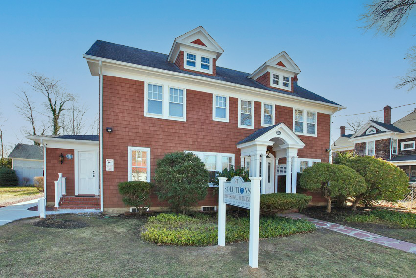21 E 2nd St, Riverhead, NY à vendre - Photo principale – Image 1 sur 9