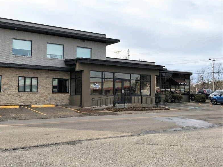 252 W Main St, Saint Clairsville, OH à louer - Photo principale – Image 1 sur 5