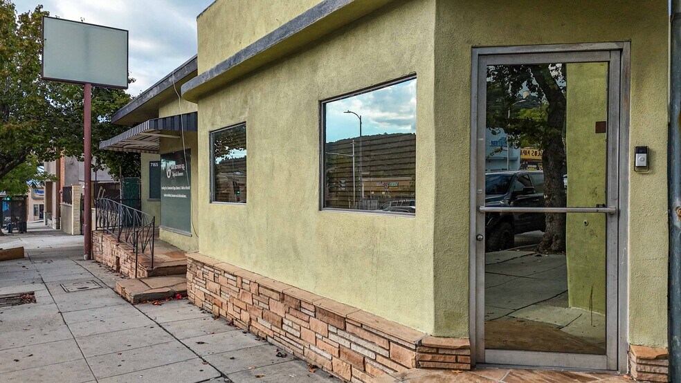 7161-7165 Foothill Blvd portefeuille de 2 biens à vendre sur LoopNet.fr - Photo de l’immeuble – Image 3 sur 14