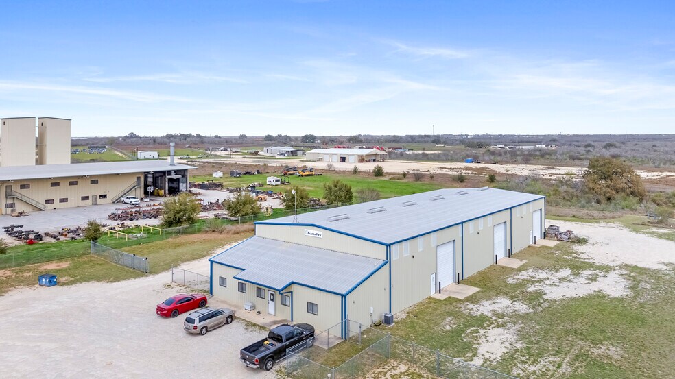 685 Corgey Rd, Pleasanton, TX à louer - Photo de l’immeuble – Image 1 sur 23
