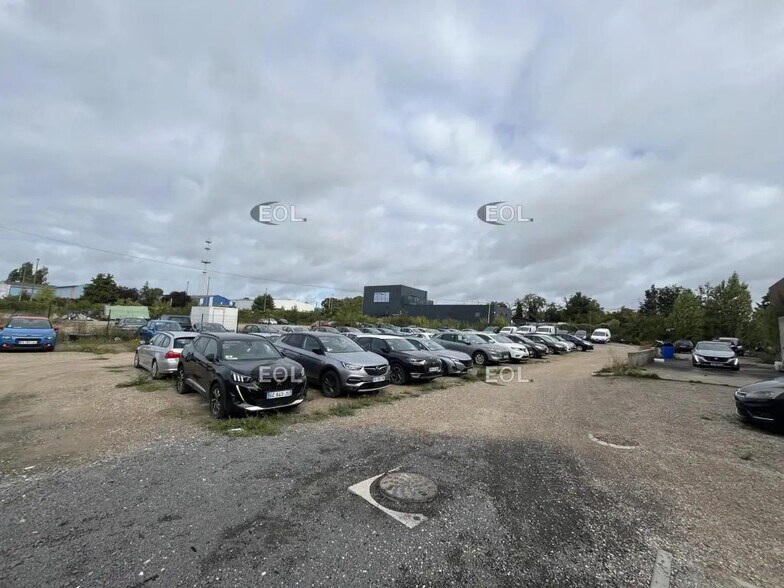 Local d'activités dans Porcheville à vendre - Photo de l’immeuble – Image 3 sur 11