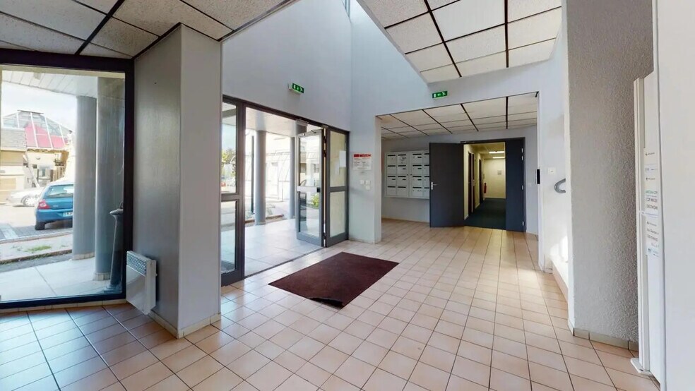 Bureau dans Clairefontaine-en-Yvelines à louer - Photo de l’immeuble – Image 1 sur 3
