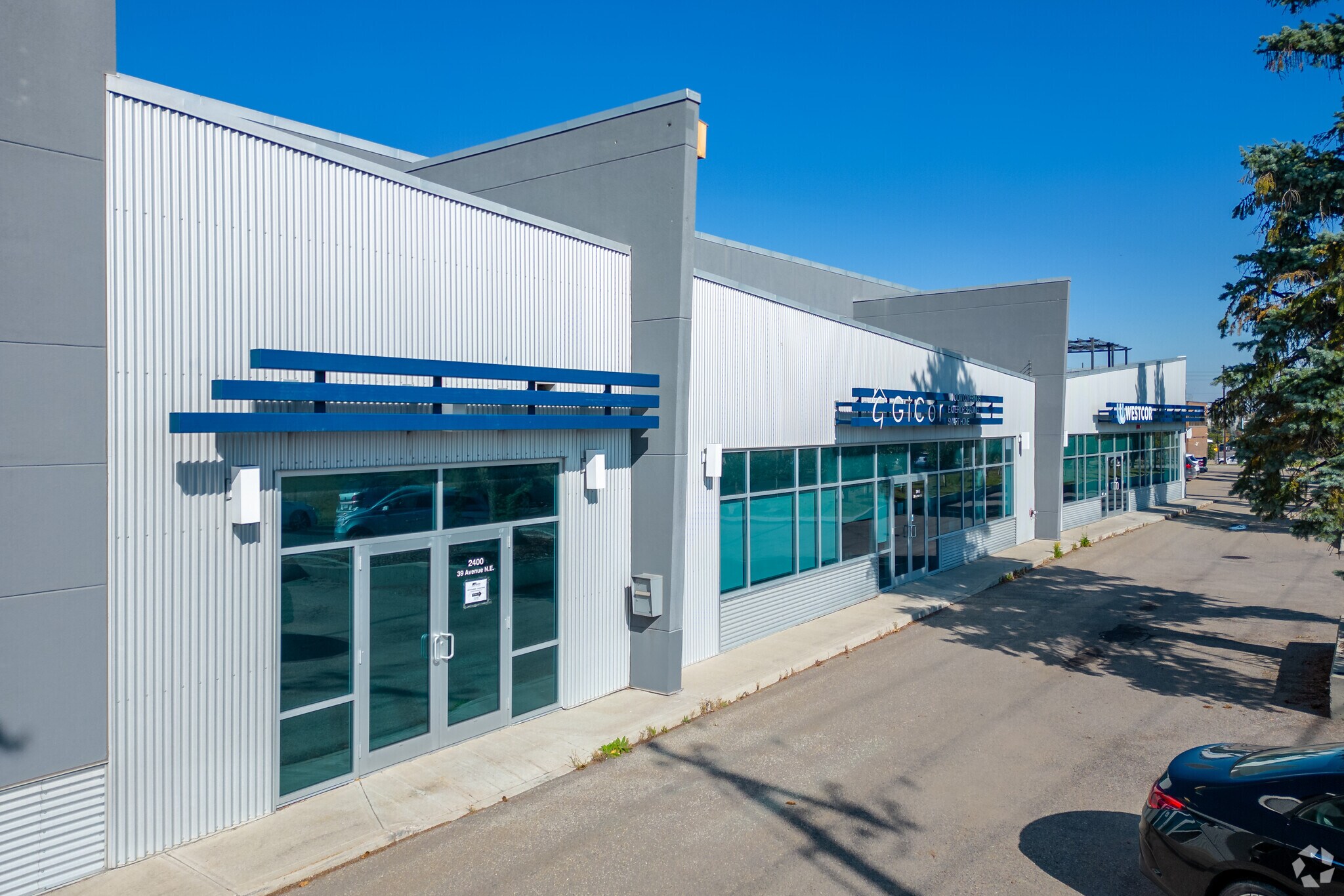 2400-2420 39 Ave NE, Calgary, AB à louer Photo de l’immeuble– Image 1 sur 7