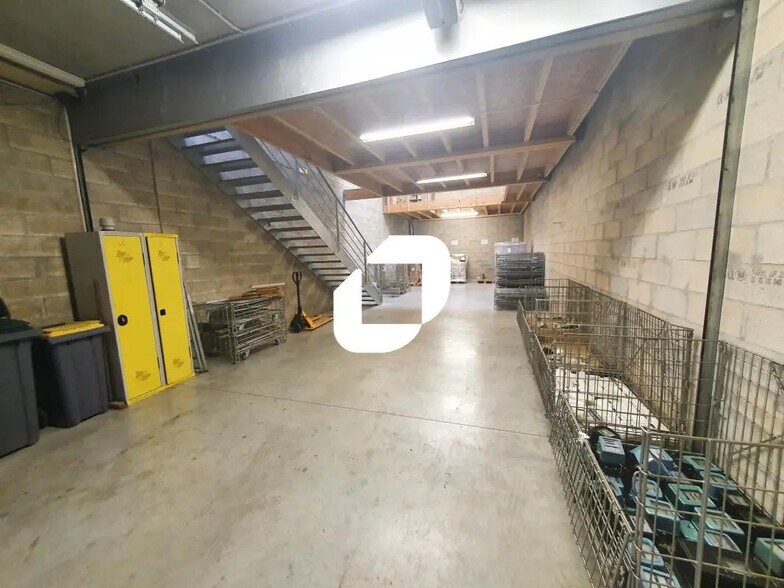 Local d’activités dans Ozoir-la-Ferrière à louer - Photo de l’immeuble – Image 1 sur 8