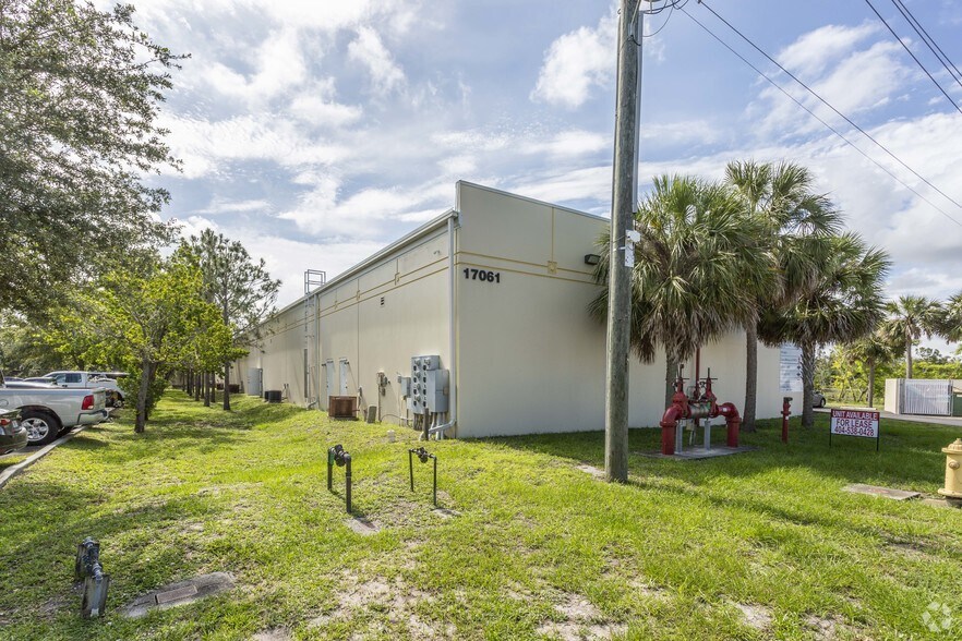 17061 Alico Commerce Ct, Fort Myers, FL à louer - Photo de l’immeuble – Image 2 sur 6