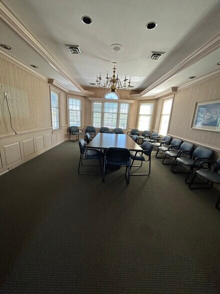 300 Cedar Lakes Dr, Chesapeake, VA à vendre - Photo de l’immeuble – Image 3 sur 11