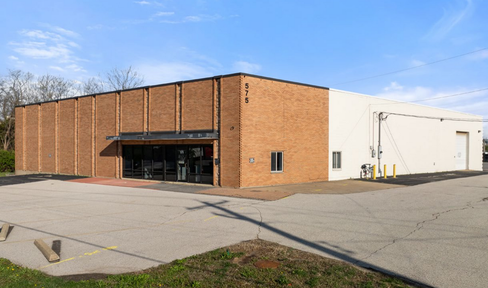 575 Fee Fee Rd, Maryland Heights, MO à louer - Photo de l’immeuble – Image 1 sur 5
