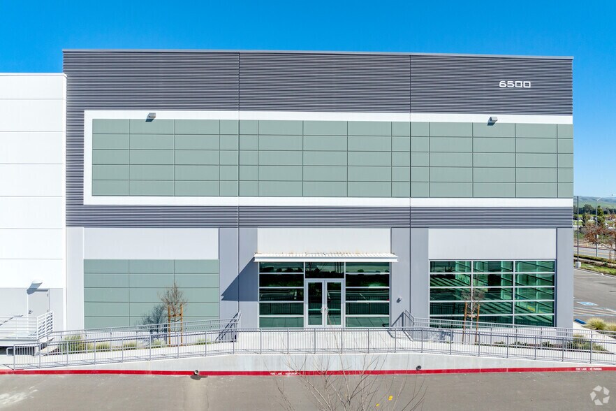 901 Venture Way, Gilroy, CA à louer - Photo de l’immeuble – Image 2 sur 12