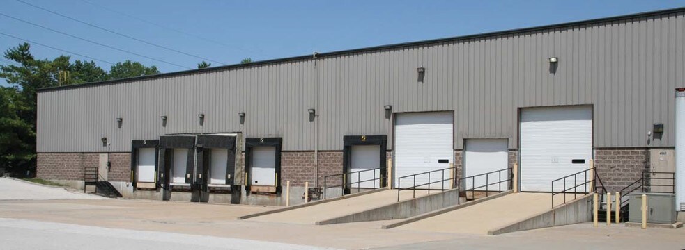 4617-4641 Crossroads Industrial Dr, Bridgeton, MO à louer - Photo principale – Image 1 sur 6