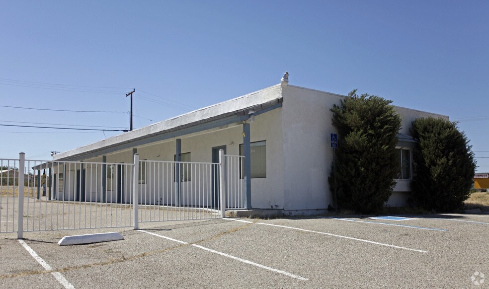 15498 Village Dr, Victorville, CA à vendre - Photo principale – Image 1 sur 6