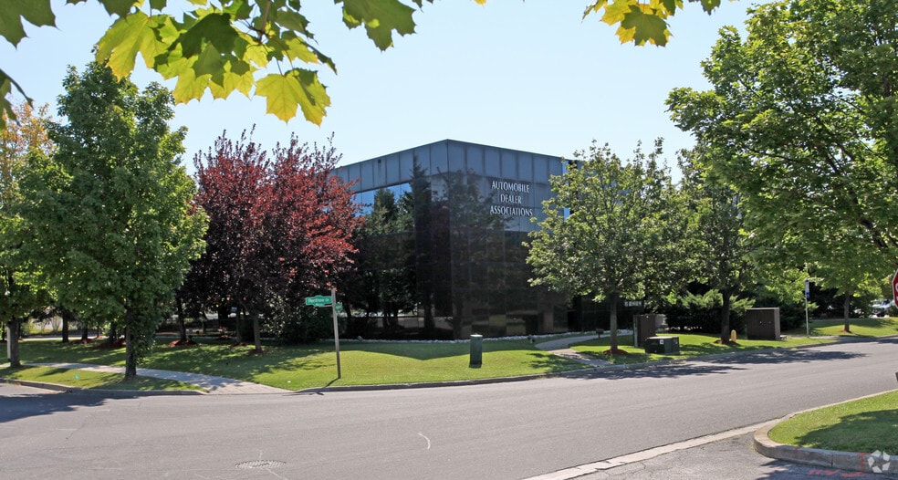 85 Renfrew Dr, Markham, ON à vendre - Photo de l’immeuble – Image 2 sur 2