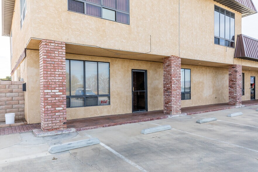 1249 E Ridgecrest Blvd, Ridgecrest, CA à vendre - Photo de l’immeuble – Image 3 sur 64