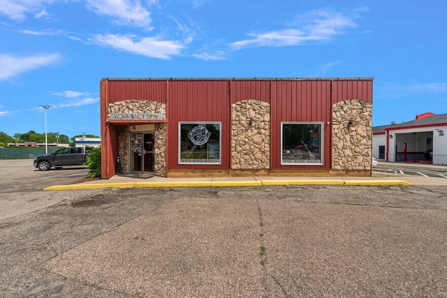 1357 S Gratiot Ave, Clinton Township, MI à vendre - Photo de l’immeuble – Image 3 sur 32