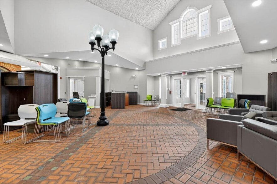 500 Seven Fields Blvd, Seven Fields, PA à vendre - Hall d’entrée – Image 3 sur 7